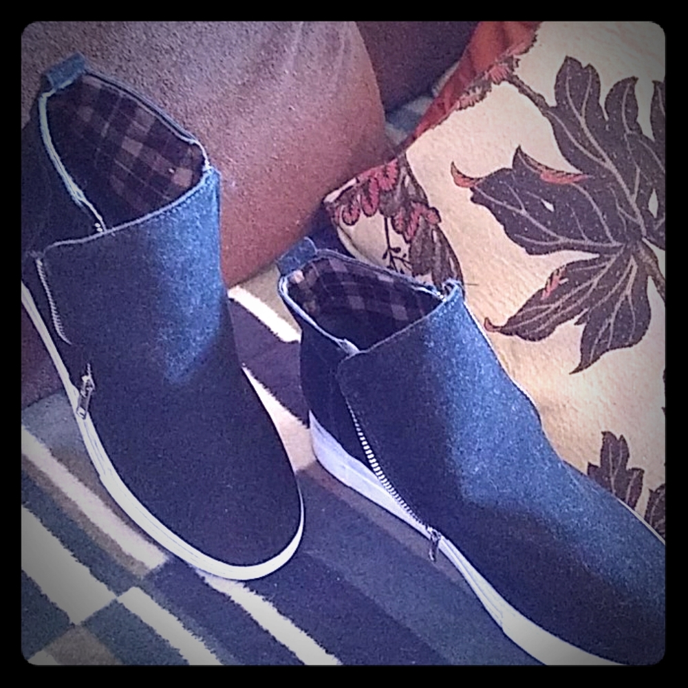 Size 8.5 platform black booties